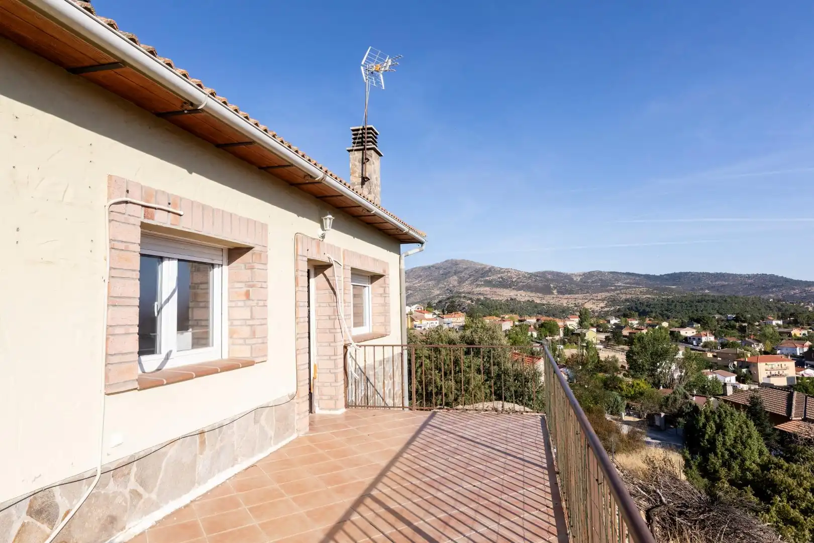 Vista exterior de Casa o xalet en venda en Santa María de la Alameda amb Calefacció, Jardí privat i Terrassa
