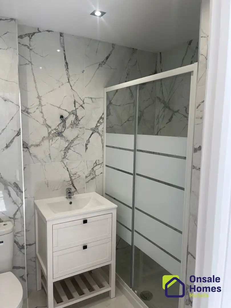 Bathroom of Flat for sale in Marbella