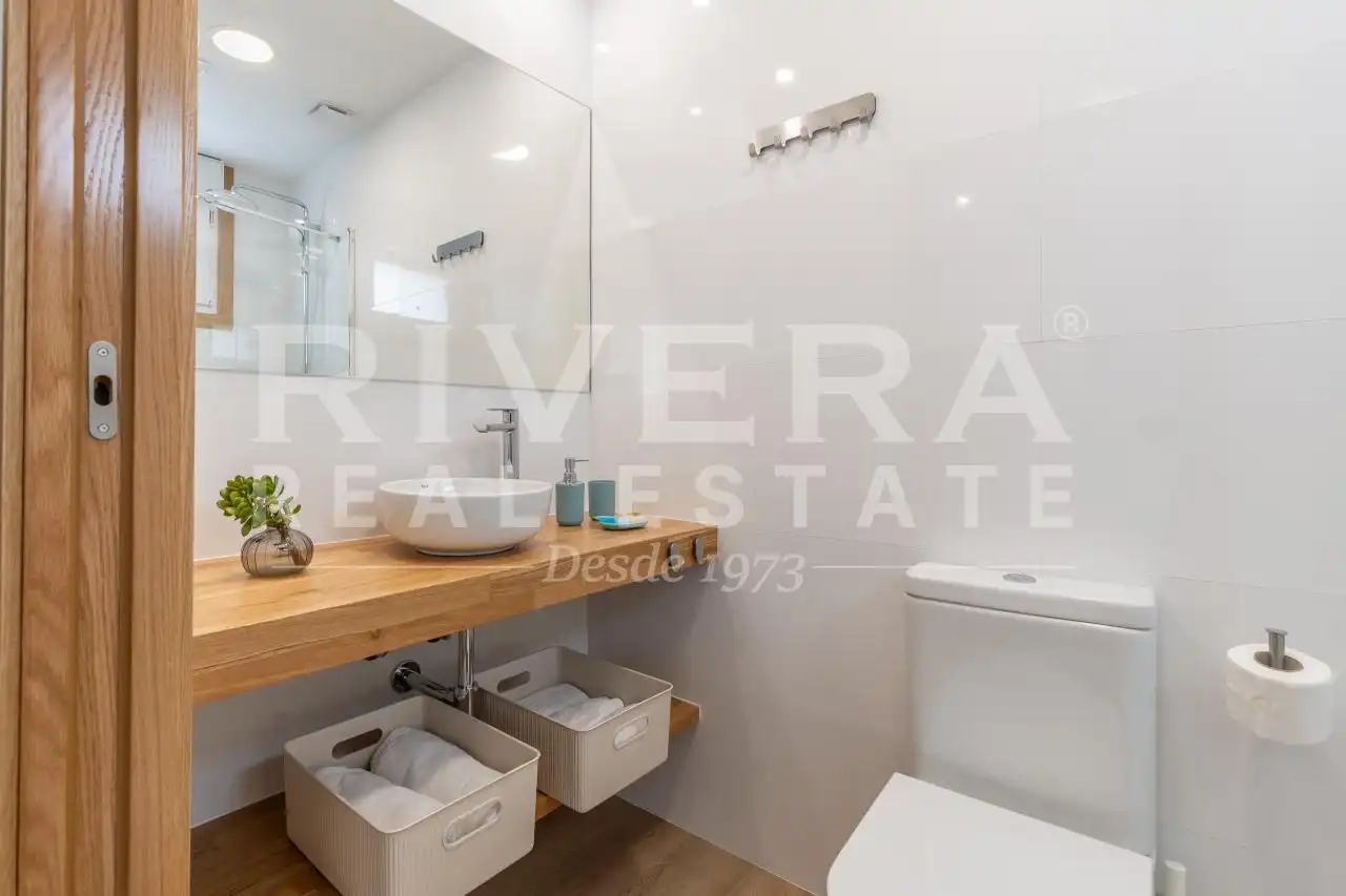 Baño de Apartamento en venta en Sanxenxo con Aire acondicionado, Calefacción y Terraza