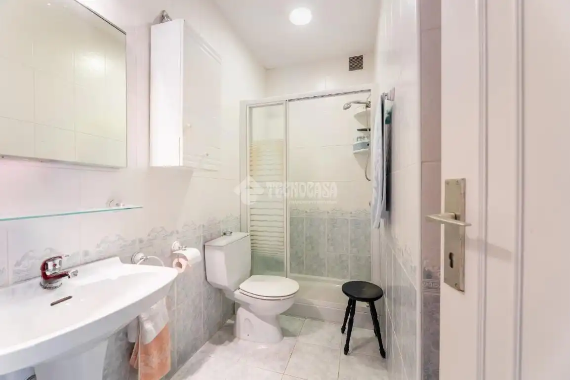 Baño de Casa adosada en venta en Hoyo de Manzanares con Aire acondicionado, Calefacción y Jardín privado