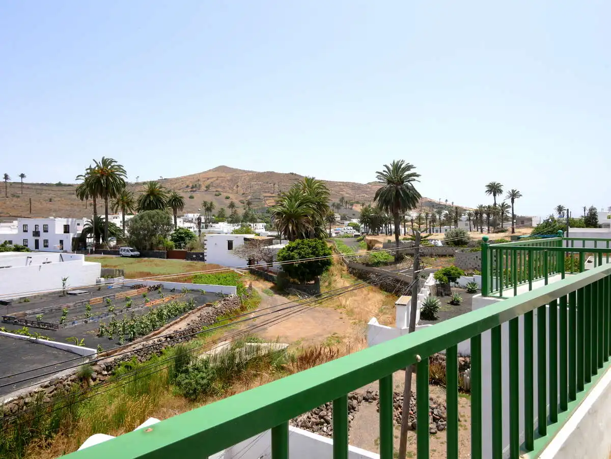 Vista exterior de Casa o xalet en venda en Haría amb Terrassa, Traster i Moblat