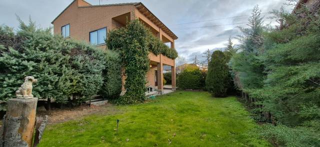 Casa-chalet en Venta en Urbanización Puente del Regajo en El Barraco