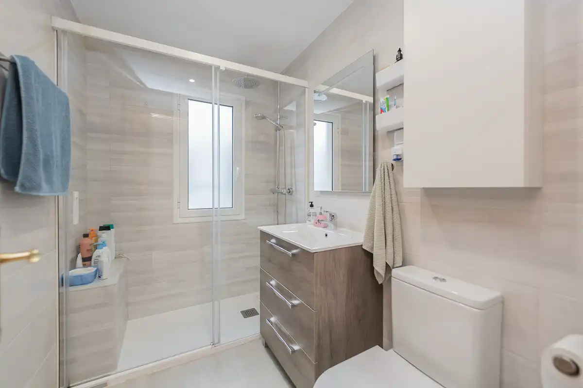 Bathroom of Flat for sale in Móstoles  with Air Conditioner and Heating