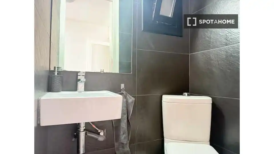 Bathroom of Flat for rent in Barcelona  with Air Conditioner, Heating and Furnished