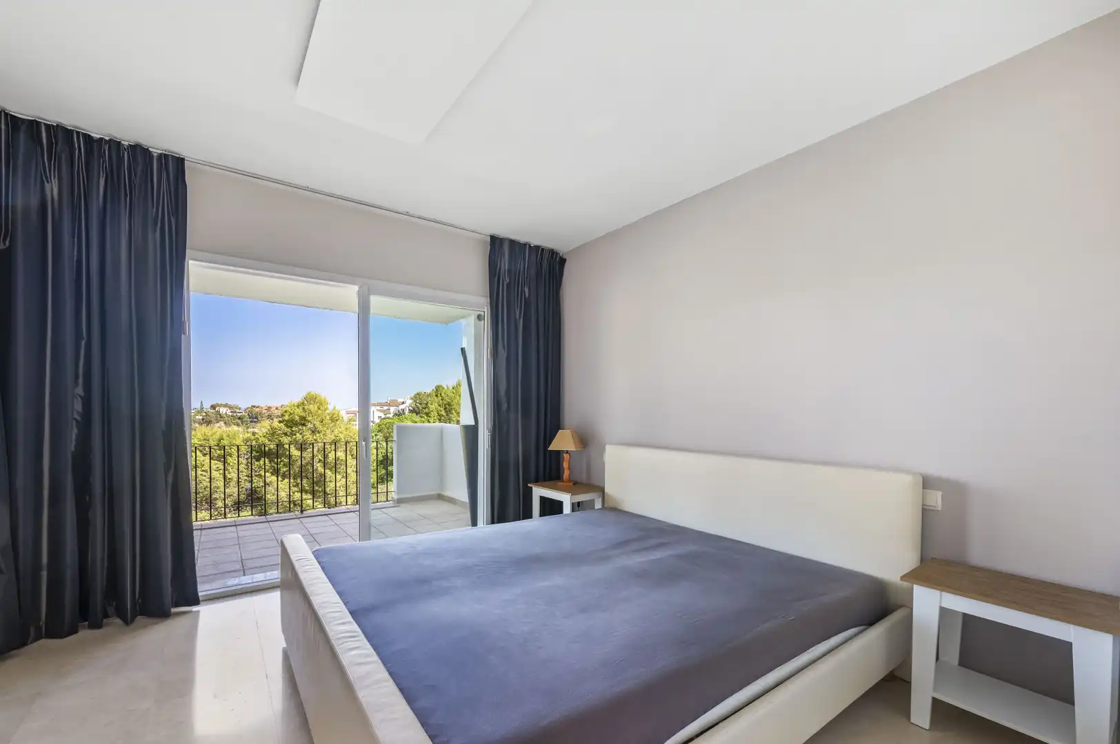 Bedroom of Apartments for sale in Benahavís  with Air Conditioner, Terrace and Storage room