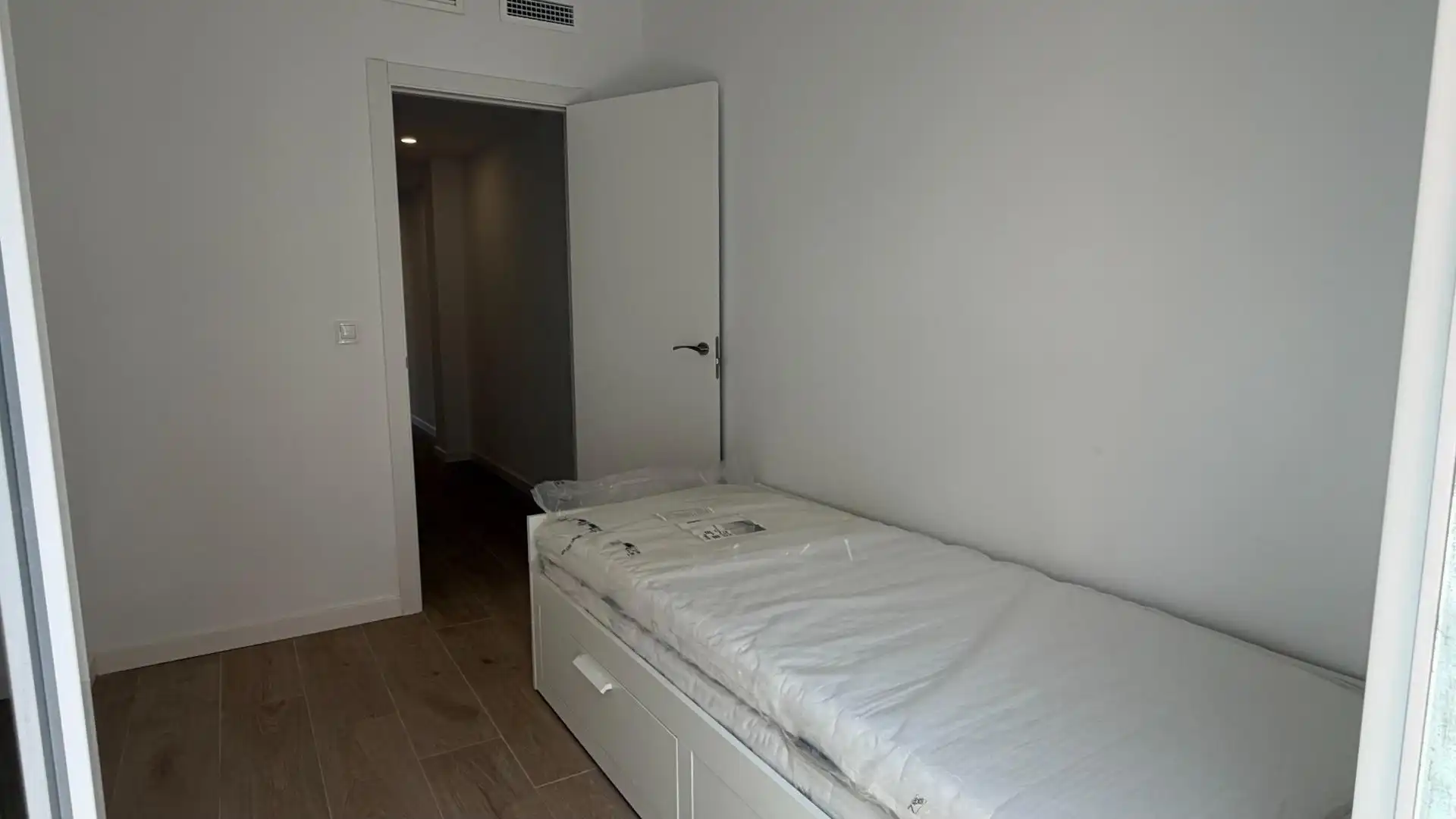 Dormitori de Apartament de lloguer en Valencia amb Aire condicionat, Calefacció i Moblat