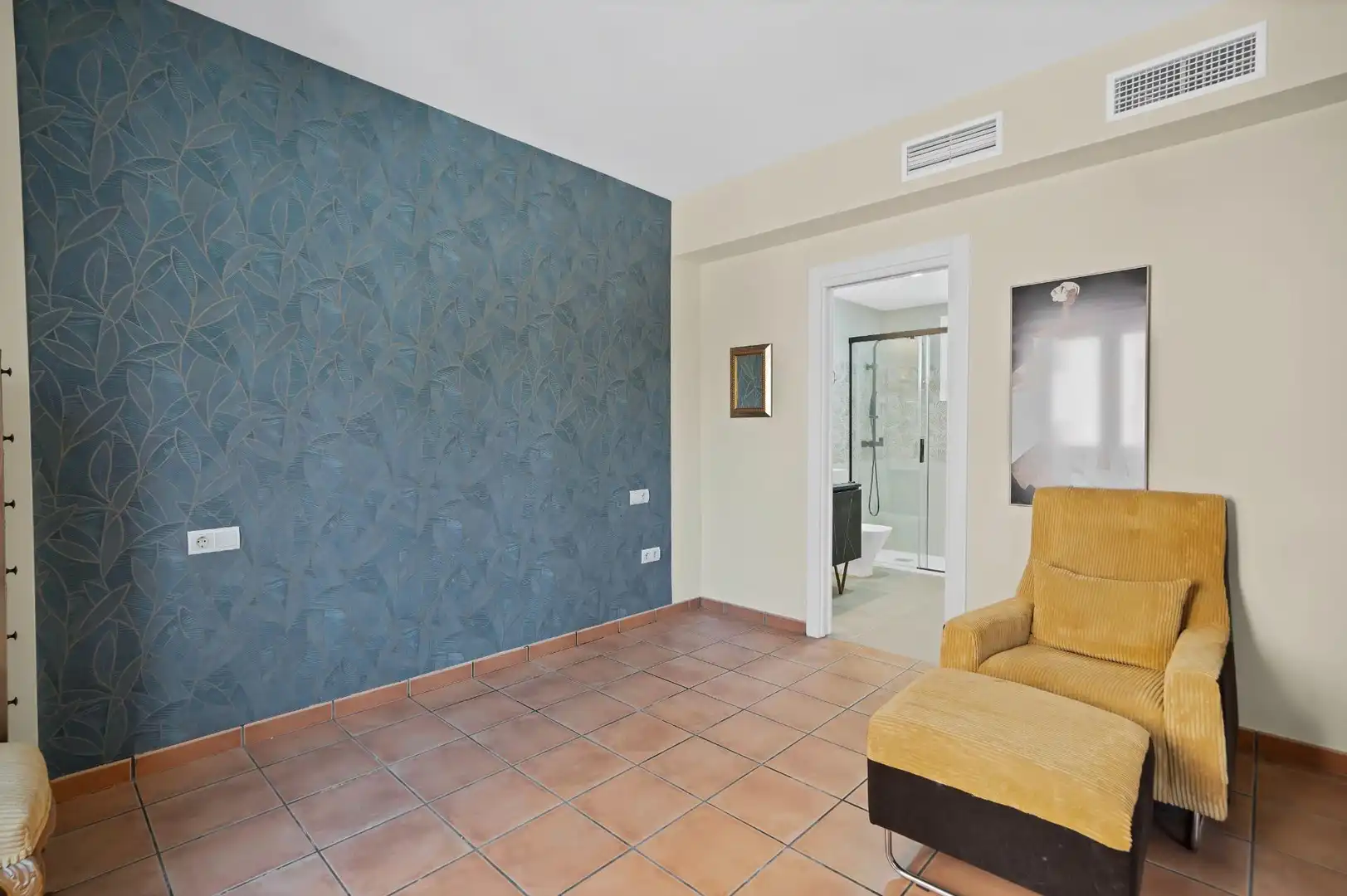 Sala d'estar de Casa adosada en venda en Fuengirola amb Aire condicionat, Calefacció i Jardí privat