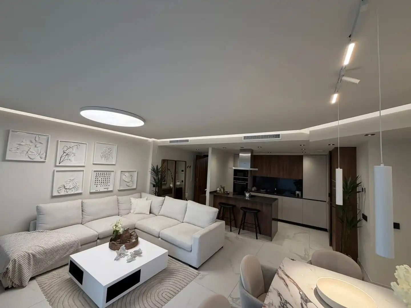 Sala d'estar de Apartament de lloguer en Marbella amb Aire condicionat, Terrassa i Piscina