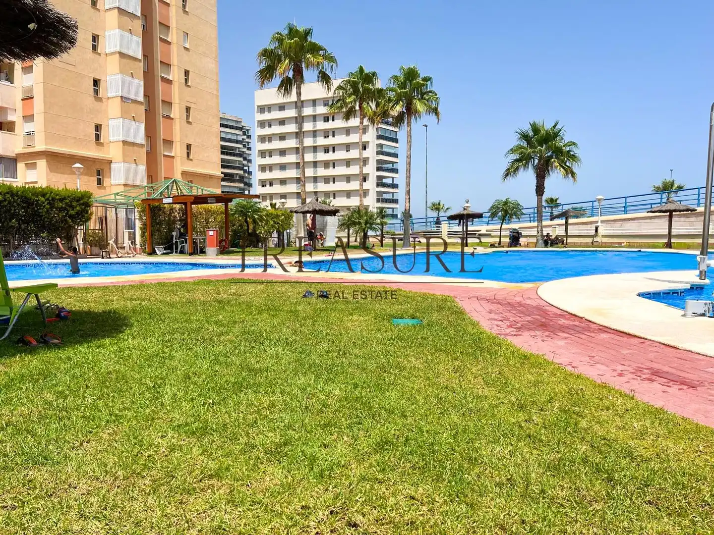 Piscina de Apartament en venda en La Manga del Mar Menor amb Aire condicionat, Terrassa i Moblat