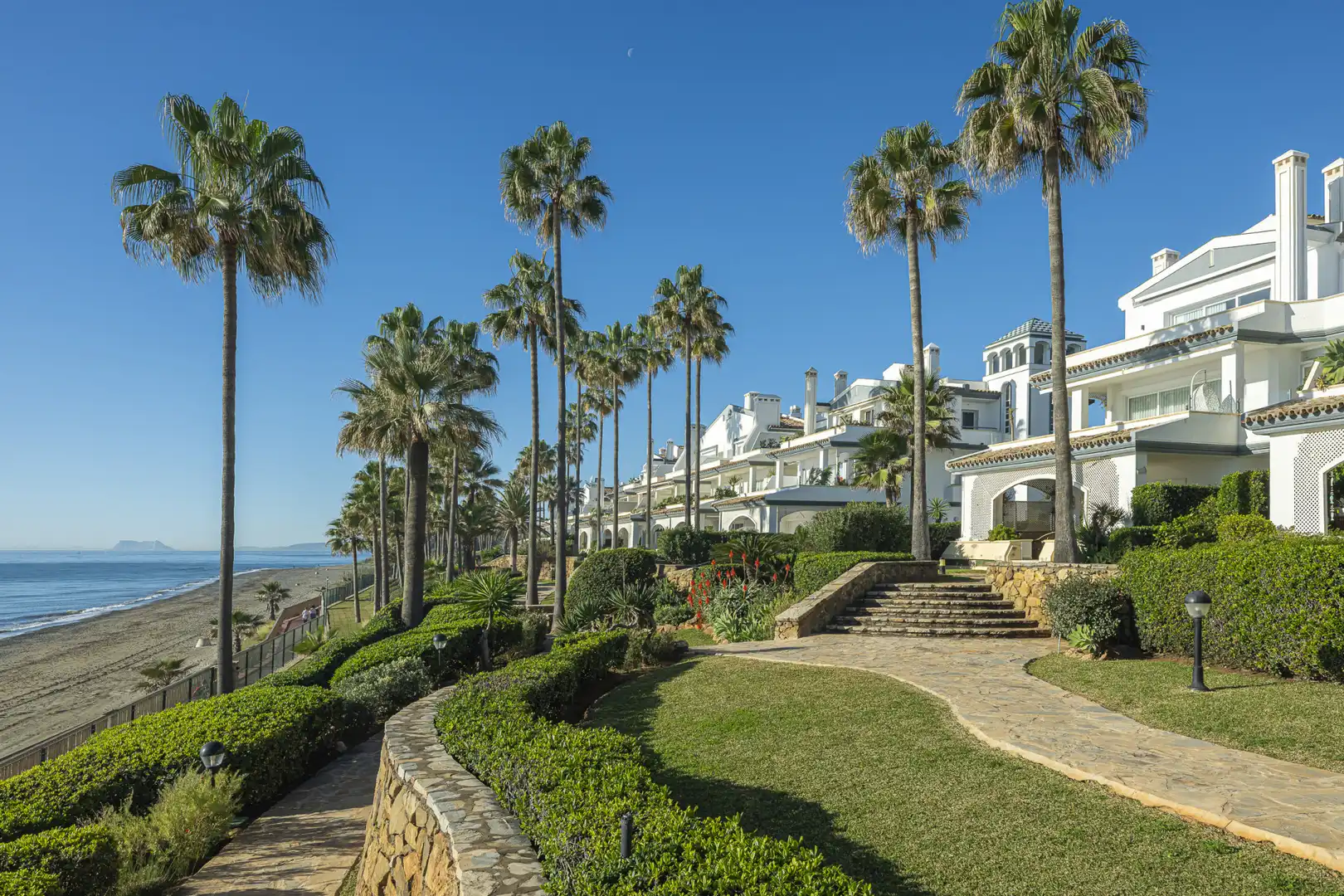 Außenansicht von Dachboden zum Verkauf in Estepona mit Klimaanlage, Terrasse und Abstellraum