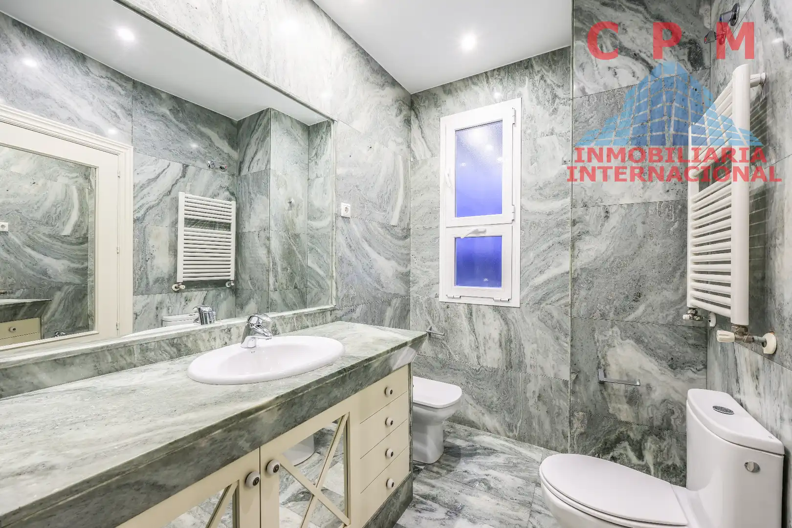 Bathroom of Flat for rent in Madrid  with Air Conditioner, Heating and Parquet flooring
