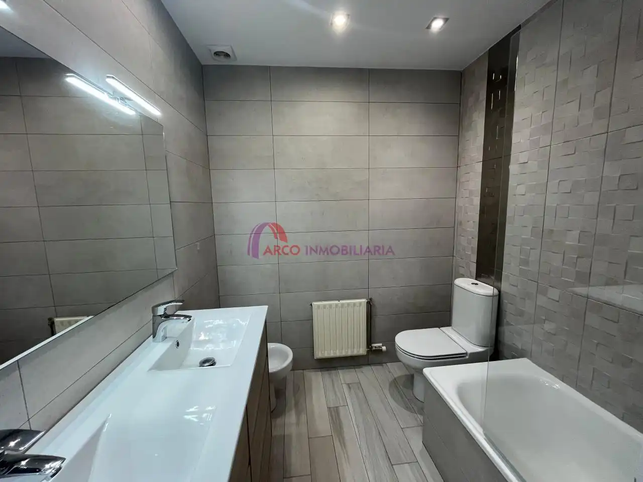 Bany de Apartament en venda en Burgos amb Calefacció, Terrassa i Traster