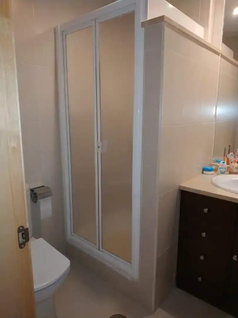 Badezimmer von Wohnung zur Miete in Carmona mit Klimaanlage
