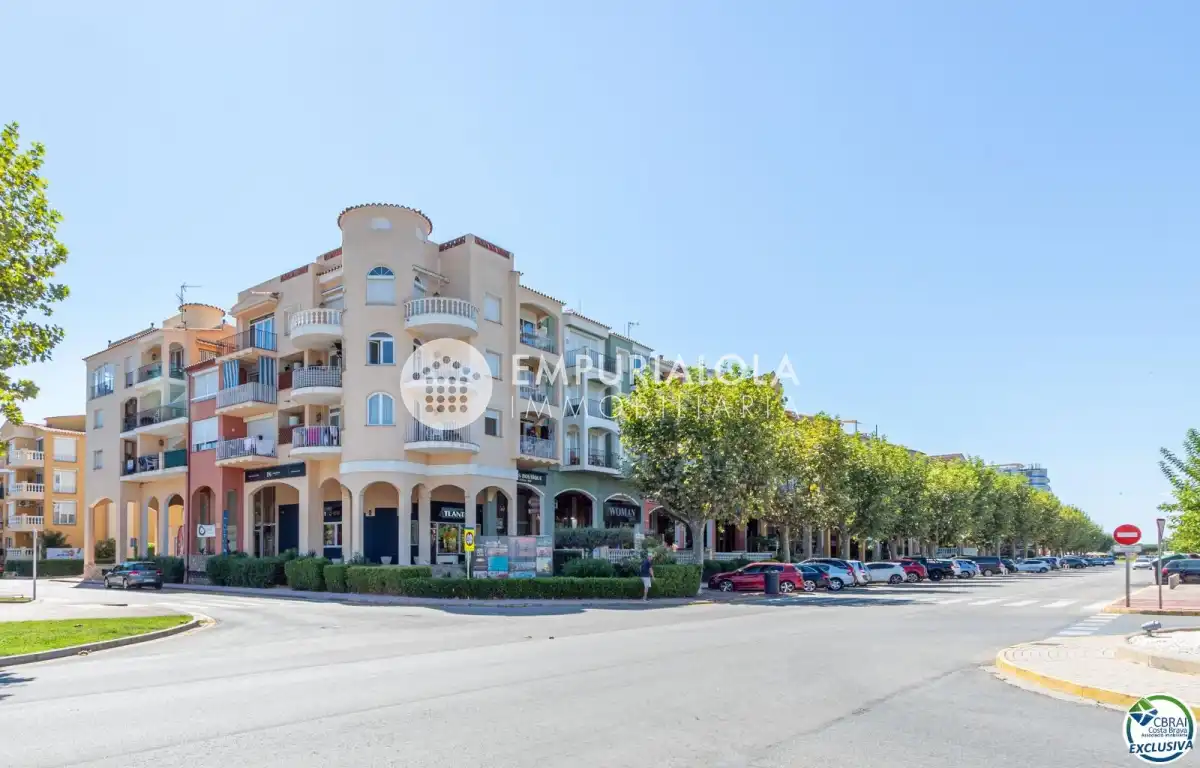 Vista exterior de Apartament en venda en Empuriabrava amb Aire condicionat, Piscina i Moblat