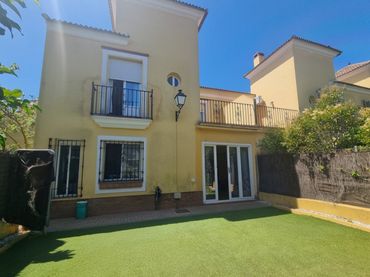 Casa bifamiliare con balcone in affitto a Vistahermosa - Fuentebravía