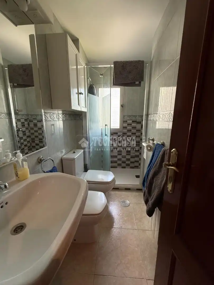 Bathroom of Flat for sale in Madrid  with Air Conditioner, Heating and Parquet flooring