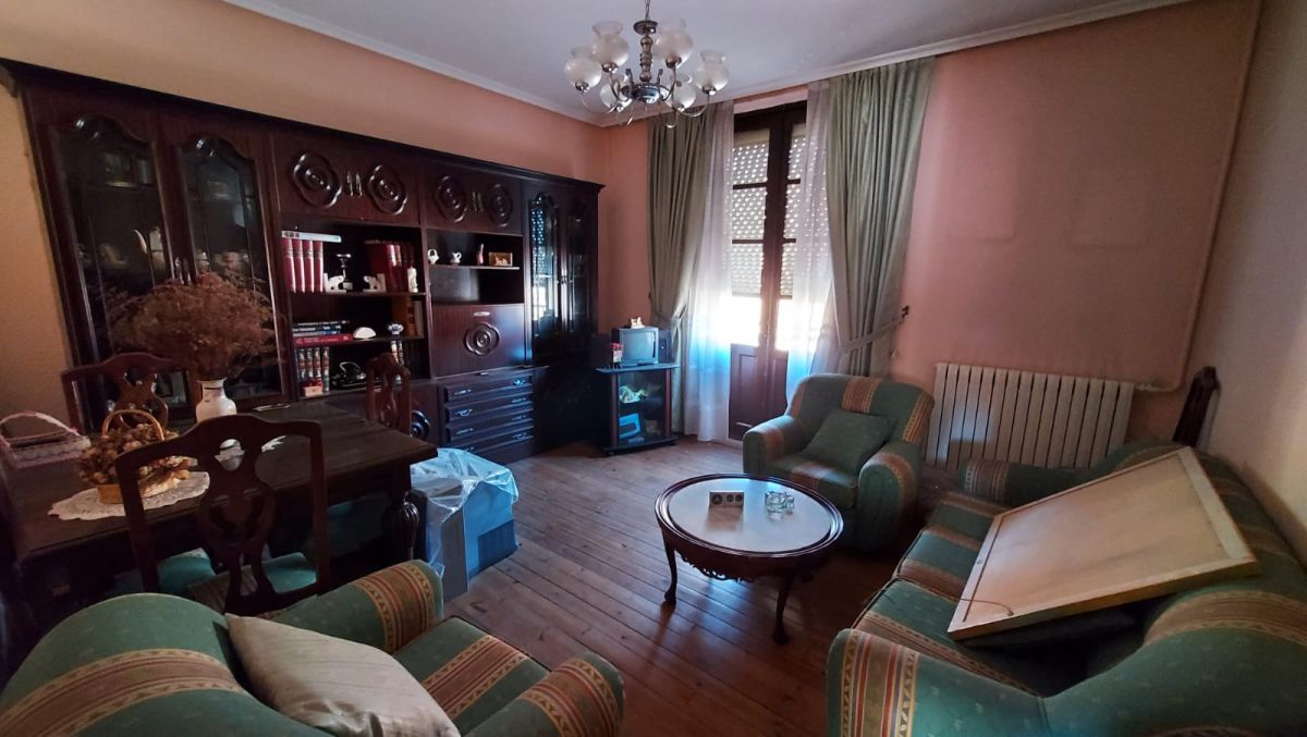 Sala d'estar de Casa o xalet en venda en León Capital  amb Aire condicionat, Calefacció i Terrassa