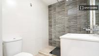 Bathroom of Flat to rent in  Madrid Capital  with Air Conditioner and Balcony