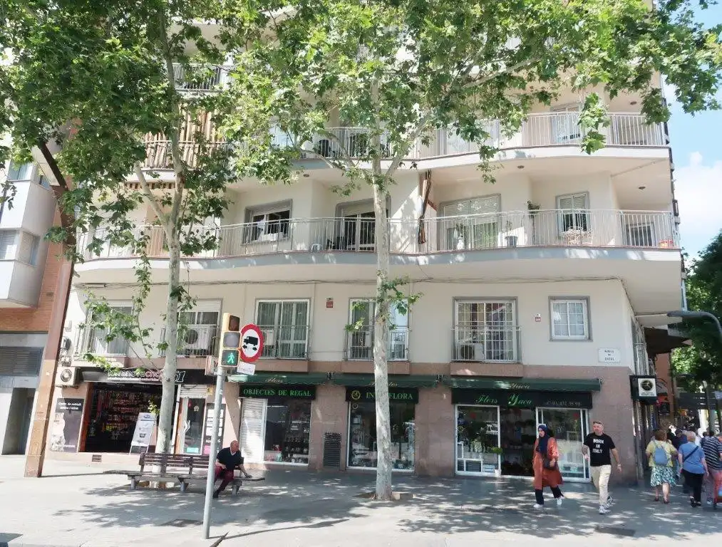 Vista exterior de Local en venda en Barcelona amb Aire condicionat