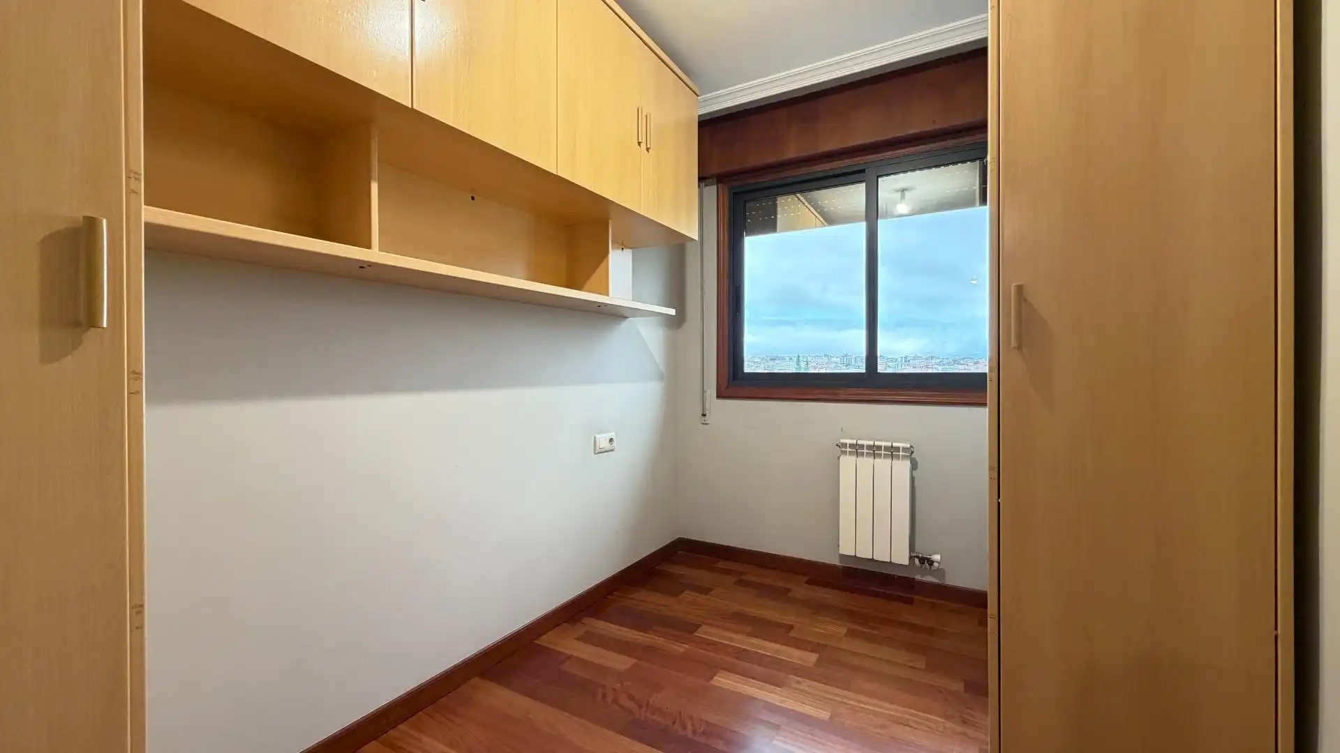 Schlafzimmer von Wohnung zum Verkauf in Vigo  mit Parkett, Abstellraum und Balkon