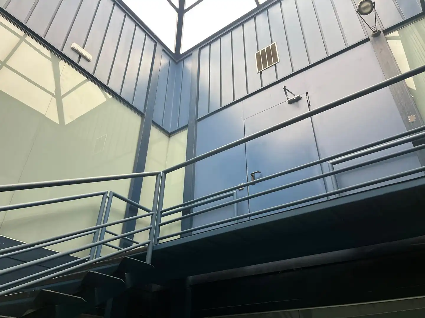 Vista exterior de Nave industrial de alquiler en Cornellà de Llobregat con Calefacción y Alarma