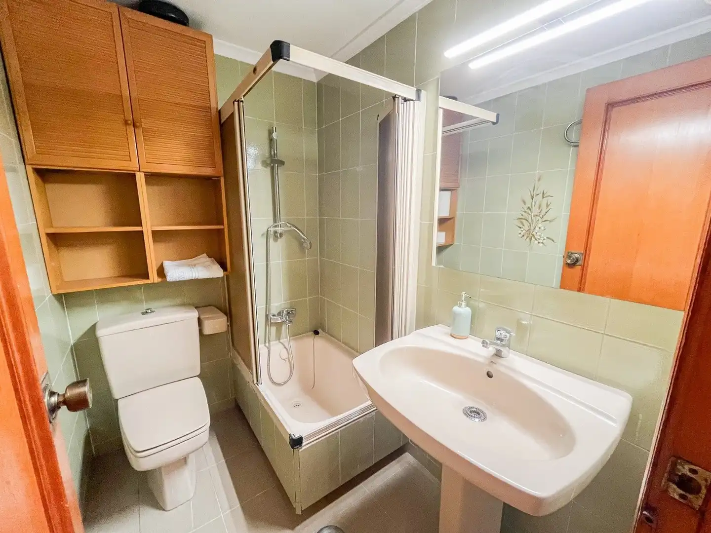 Baño de Apartamento en venta en Alicante / Alacant con Calefacción y Amueblado
