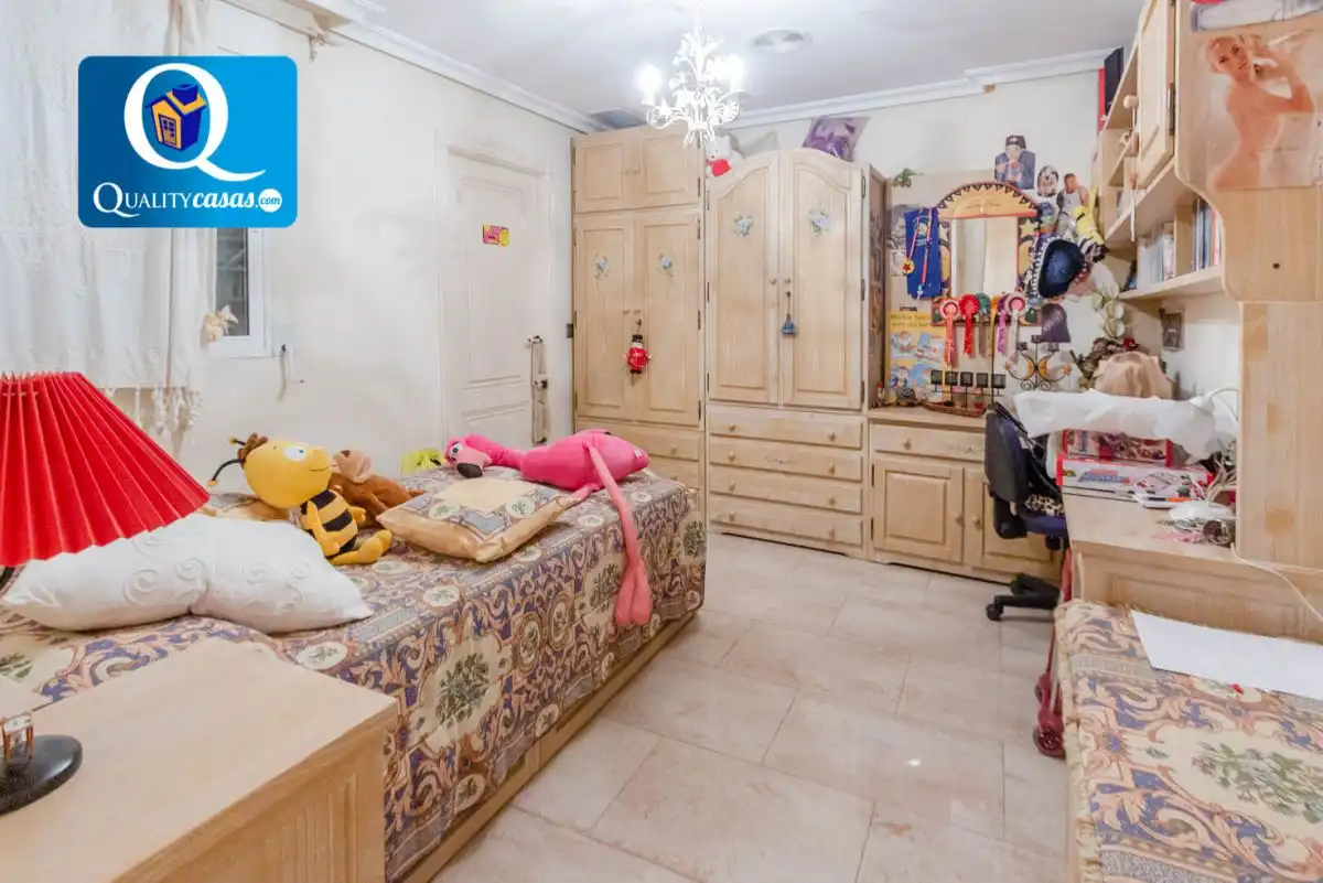Habitación de Casa adosada en venta en Crevillent con Aire acondicionado, Terraza y Trastero