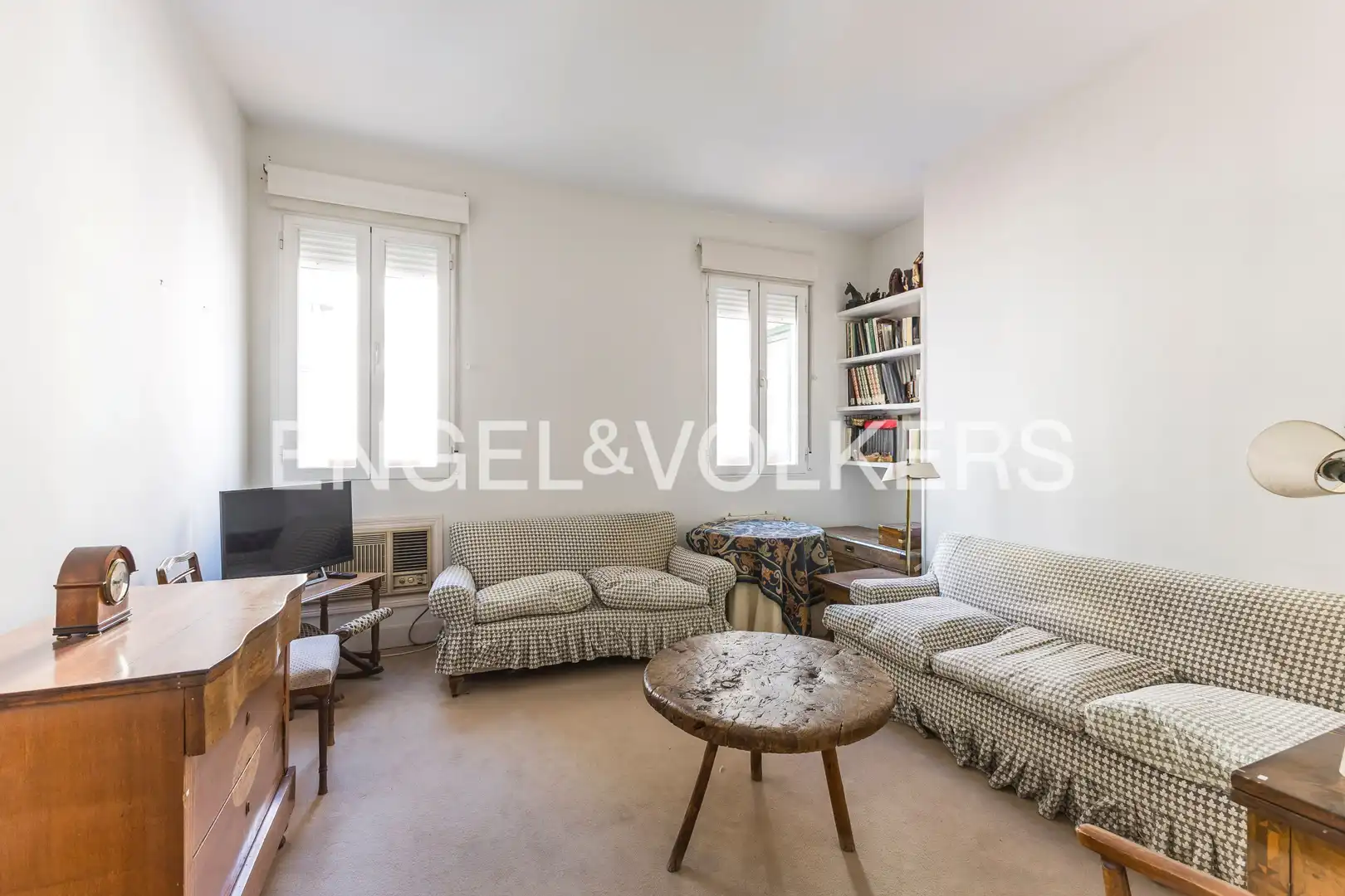 Living room of Flat for sale in Madrid  with Air Conditioner, Heating and Storage room