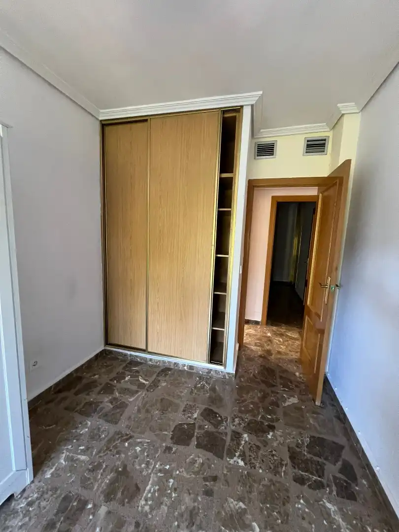 Schlafzimmer von Wohnung zur Miete in Zaragoza mit Heizung, Ofen und Waschmaschine