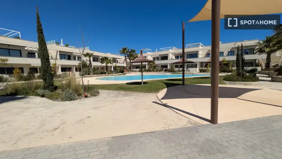 Vista exterior de Apartament per a compartir en Torrevieja amb Aire condicionat, Terrassa i Moblat