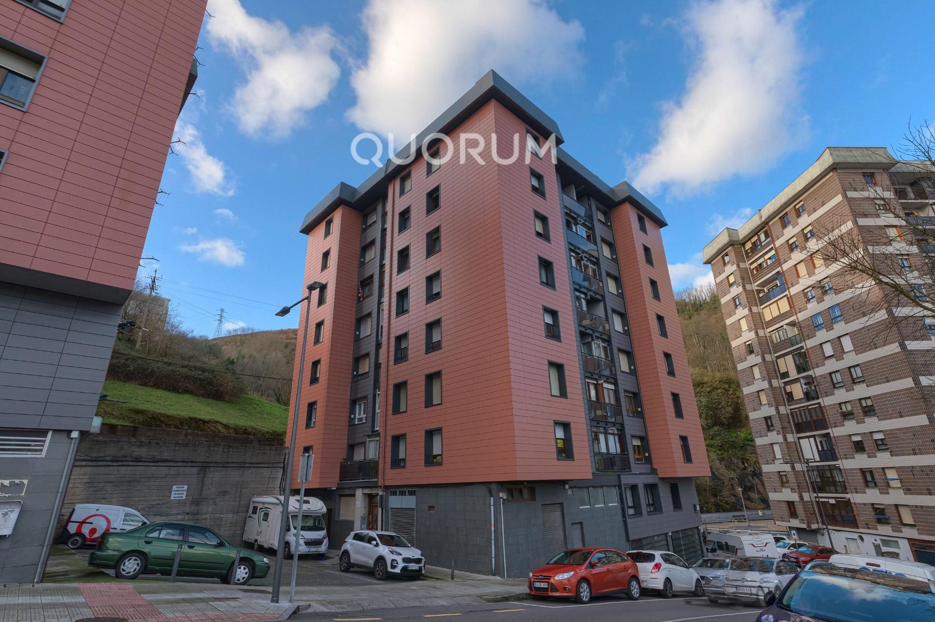 Vista exterior de Pis en venda en Basauri  amb Calefacció, Traster i Moblat