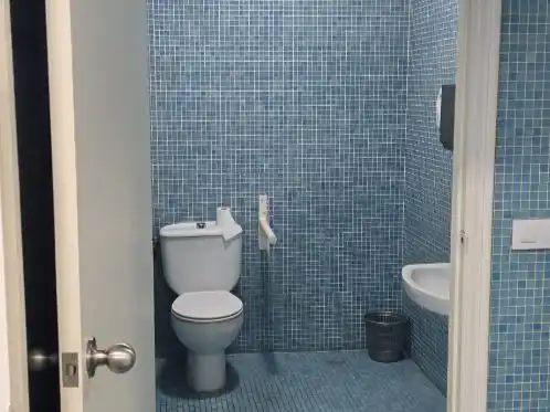 Badezimmer von Geschaftsraum zur Miete in Sevilla mit Klimaanlage und Heizung