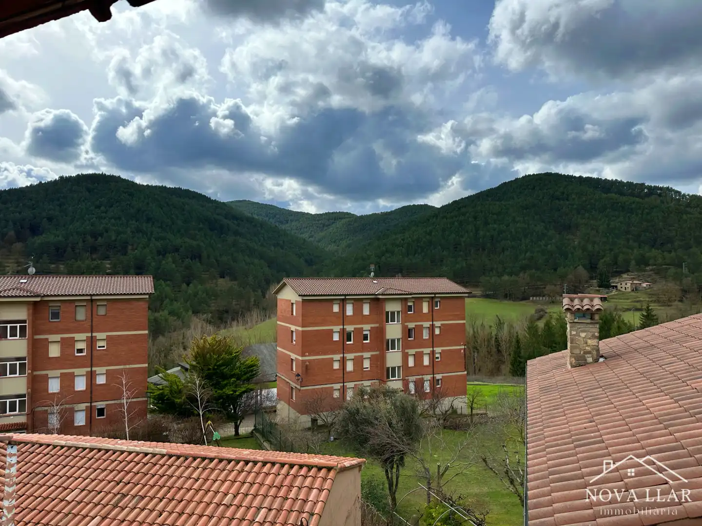 Vista exterior de Casa adosada en venda en Gombrèn amb Calefacció, Parquet i Forn