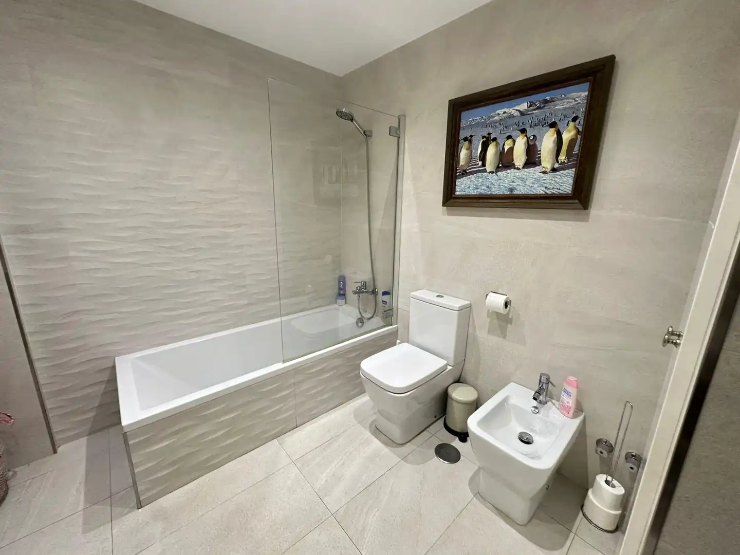 Badezimmer von Einfamilien-Reihenhaus zum Verkauf in Los Barrios mit Klimaanlage, Heizung und Privatgarten