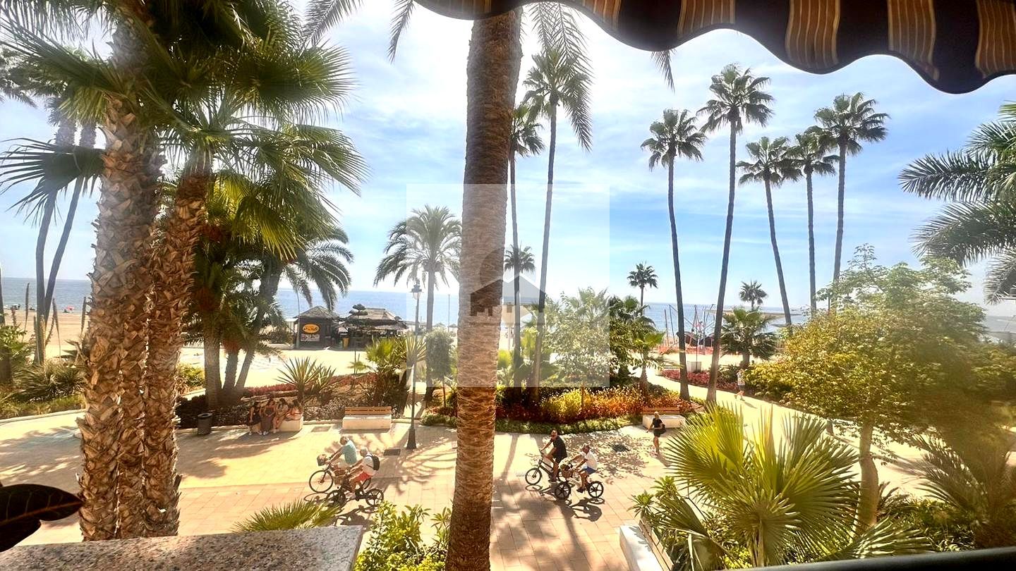 Vista exterior de Pis en venda en Estepona amb Aire condicionat i Terrassa