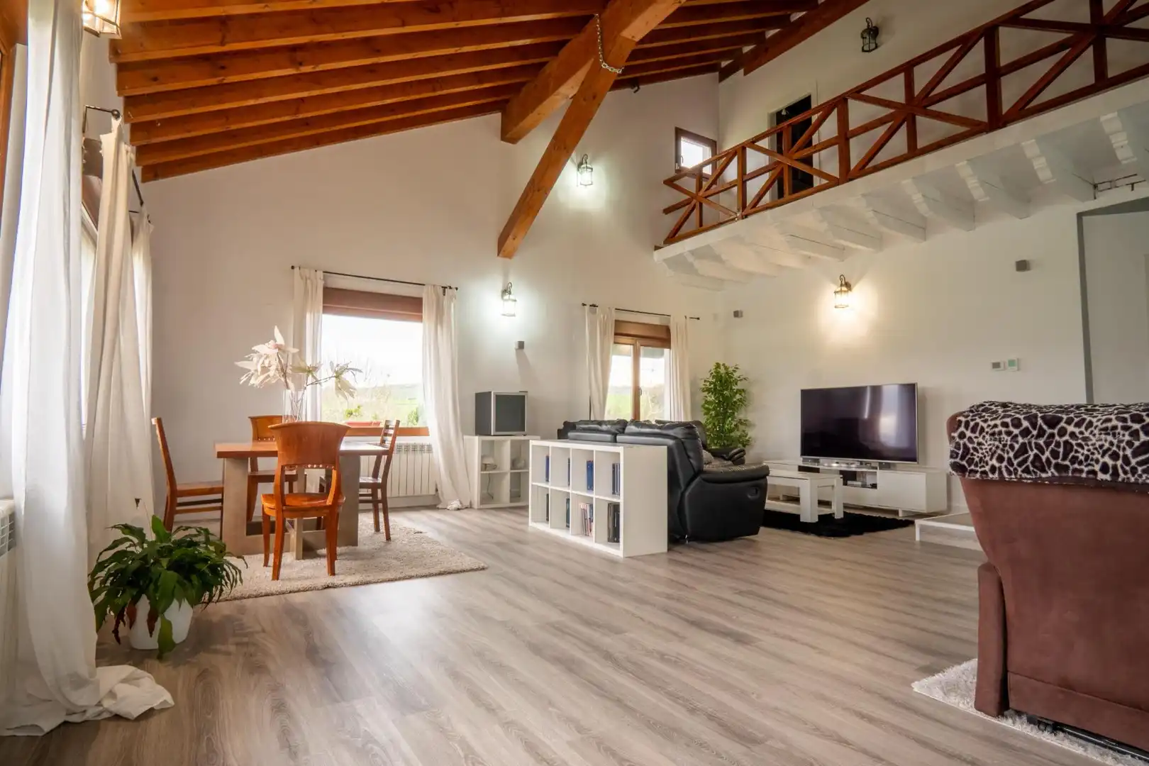 Sala d'estar de Casa o xalet en venda en Santillana del Mar amb Calefacció, Jardí privat i Terrassa