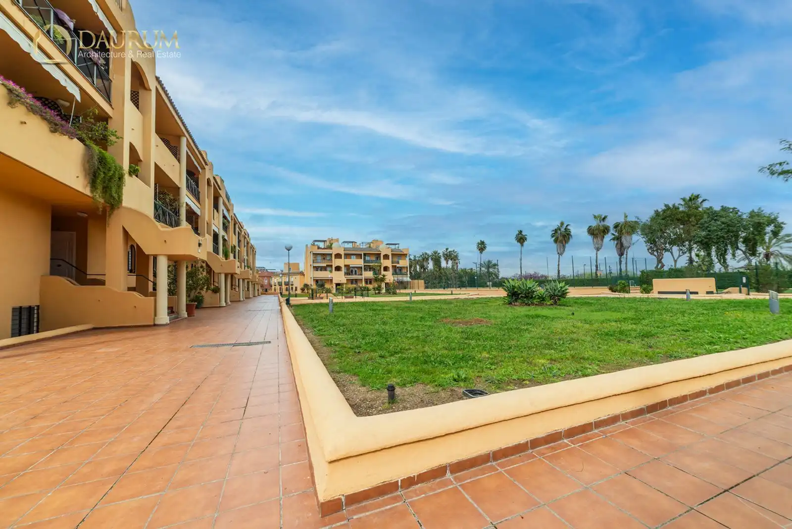 Außenansicht von Maisonette zum Verkauf in San Juan de Aznalfarache mit Klimaanlage, Heizung und Terrasse