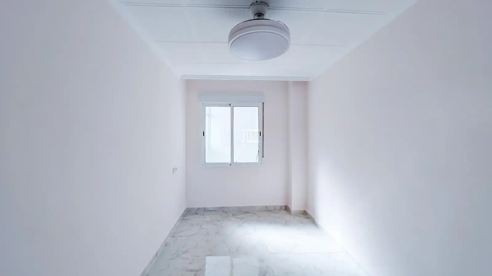 Dormitori de Àtic de lloguer amb opció a compra en Torrevieja amb Aire condicionat, Calefacció i Terrassa