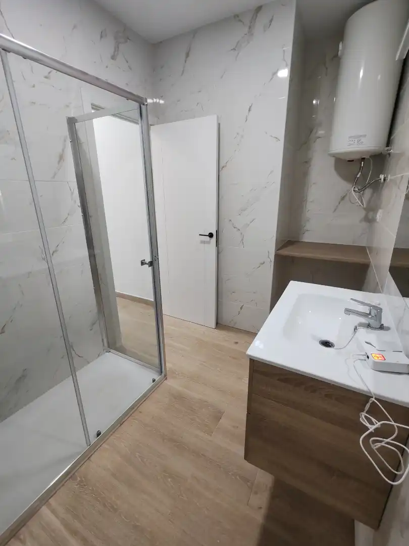 Baño de Piso en venta en Fuenlabrada con Aire acondicionado, Calefacción y Alarma