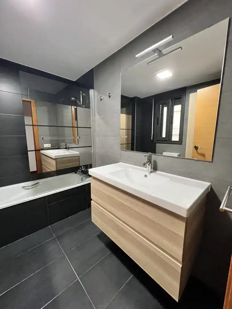 Badezimmer von Wohnung zur Miete in Albesa mit Klimaanlage, Parkett und Möbliert