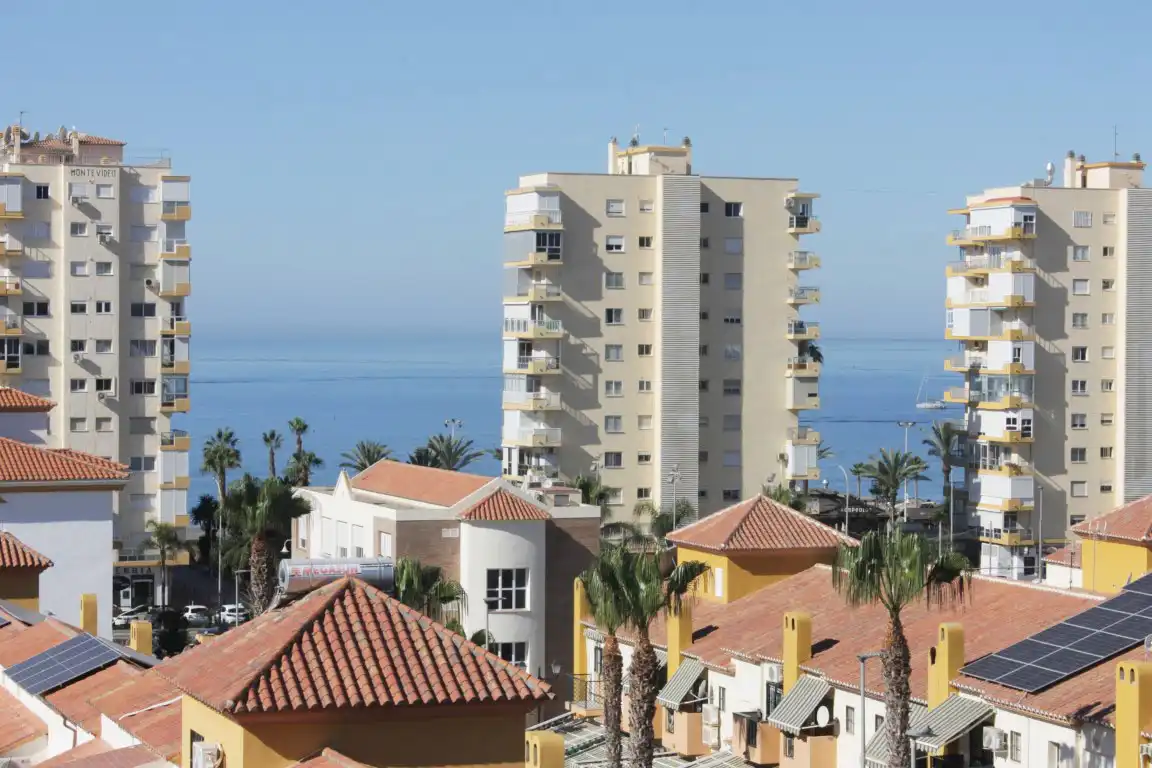 Vista exterior de Piso en venta en Vélez-Málaga con Terraza y Piscina comunitaria