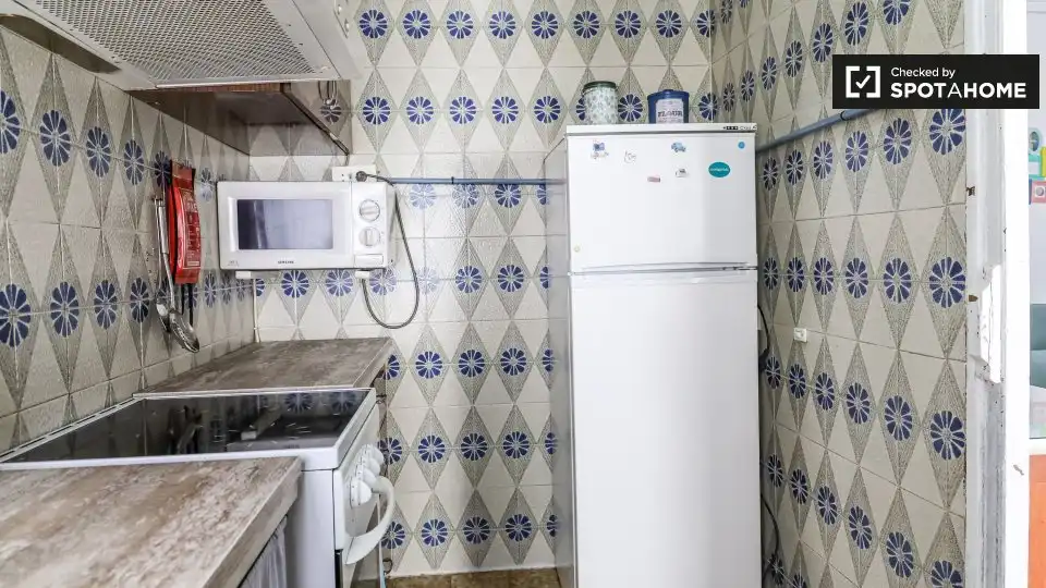 Cuina de Pis de lloguer en Valencia amb Aire condicionat, Calefacció i Moblat