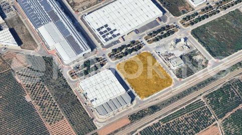 Solar uso industrial fachada a 4 calles , Quartell