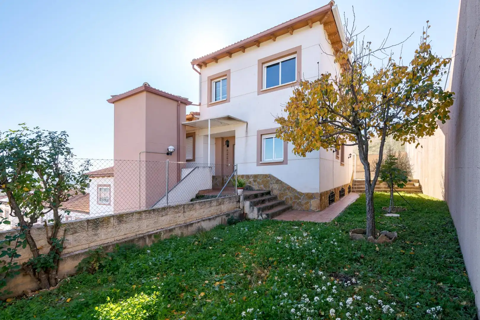Außenansicht von Einfamilien-Reihenhaus zum Verkauf in Carabaña mit Heizung, Privatgarten und Terrasse