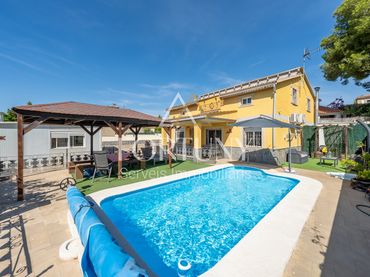 Casa con balcón en venta en RAFAEL CASANOVA