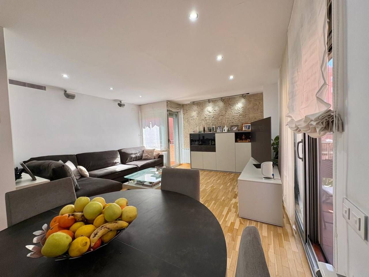 Living room of Flat for sale in Cerdanyola del Vallès  with Air Conditioner, Heating and Parquet flooring