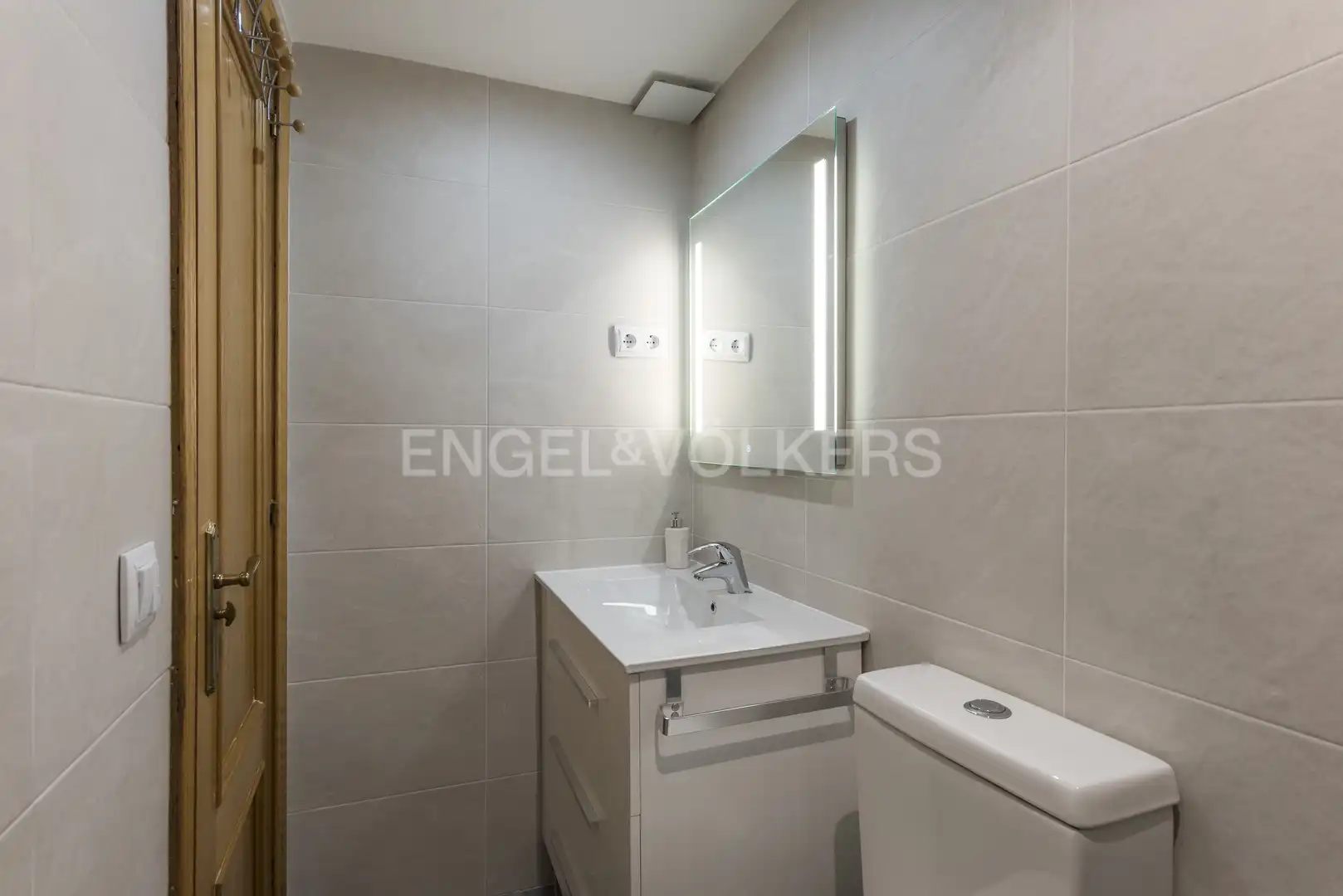 Bathroom of Flat for rent in Madrid  with Air Conditioner, Heating and Parquet flooring