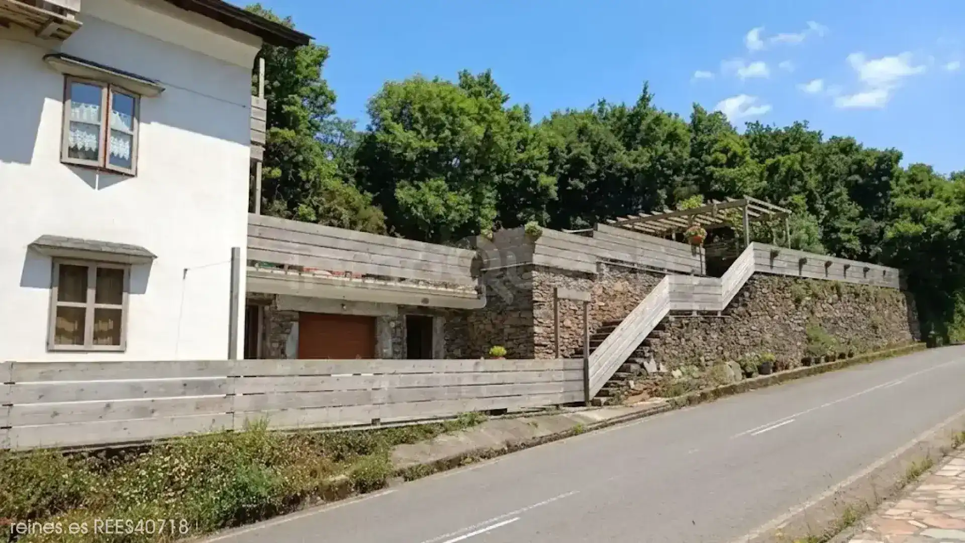 Vista exterior de Casa o xalet en venda en El Franco  amb Aire condicionat, Calefacció i Terrassa