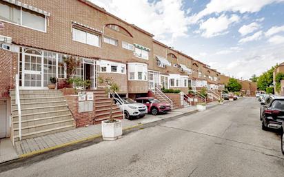 Vista exterior de Casa o xalet en venda en Las Rozas de Madrid amb Aire condicionat, Terrassa i Piscina