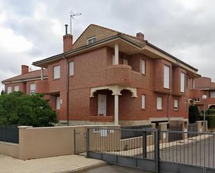 Vista exterior de Casa o xalet en venda en Onzonilla amb Jardí privat i Terrassa